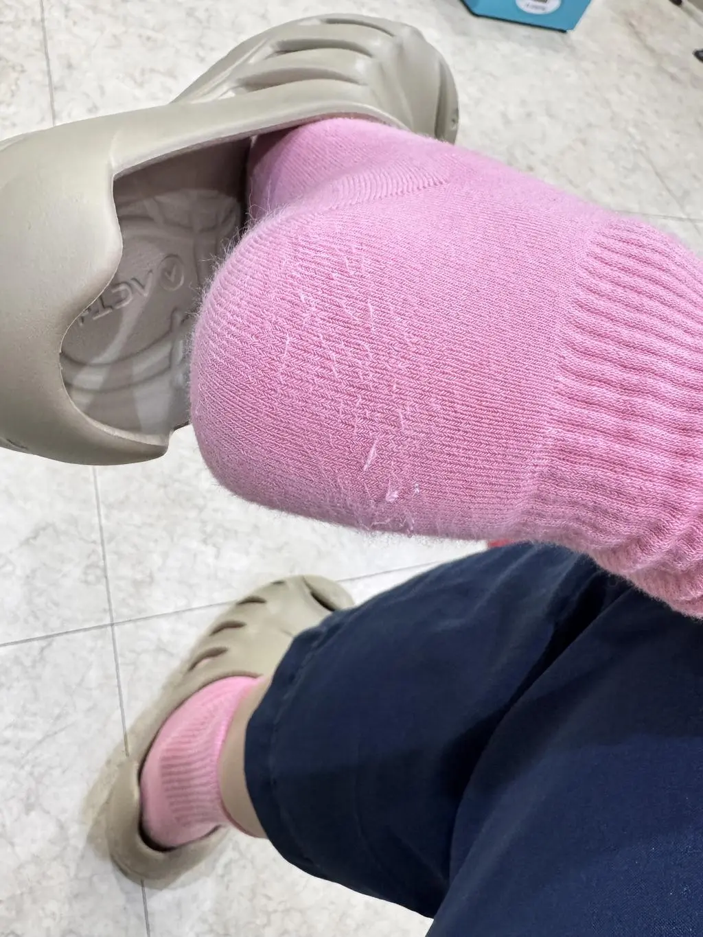 아침에 출근 하는 동안에  잠깐 신었는데도 신발 마다 차이가 있겠지만 뒤꿈치에    보