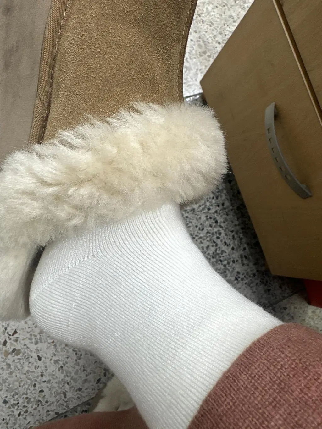 너무 따뜻하고 좋아요! 연말 선물용으로 재구매해요!! 뒷축없는 슬리퍼 신어고 하나도 