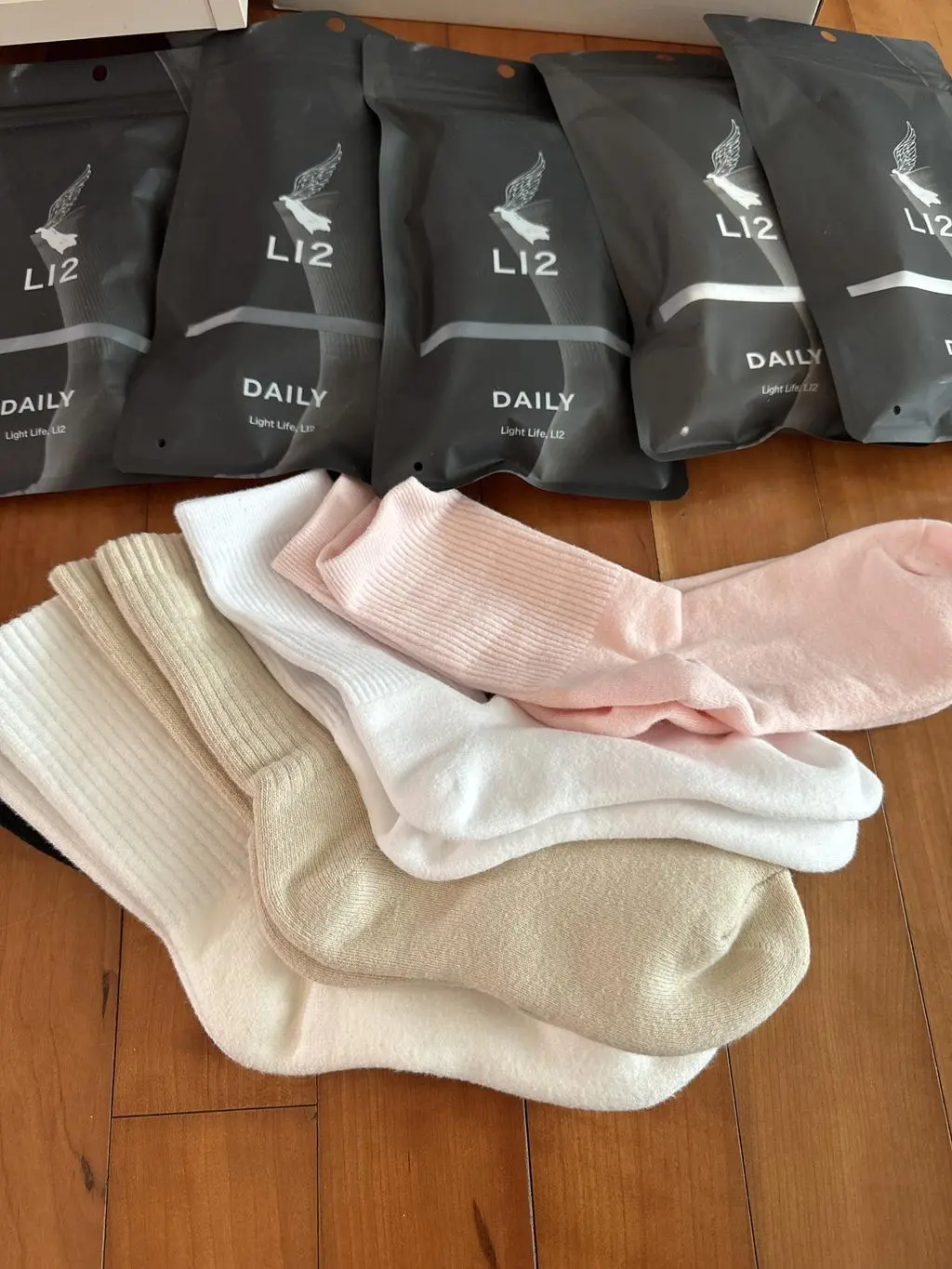 족저근막염과 섬유 촉감에 예민한편인데 양말이 너무 좋아서 추가로 더 주문합니다~! 남