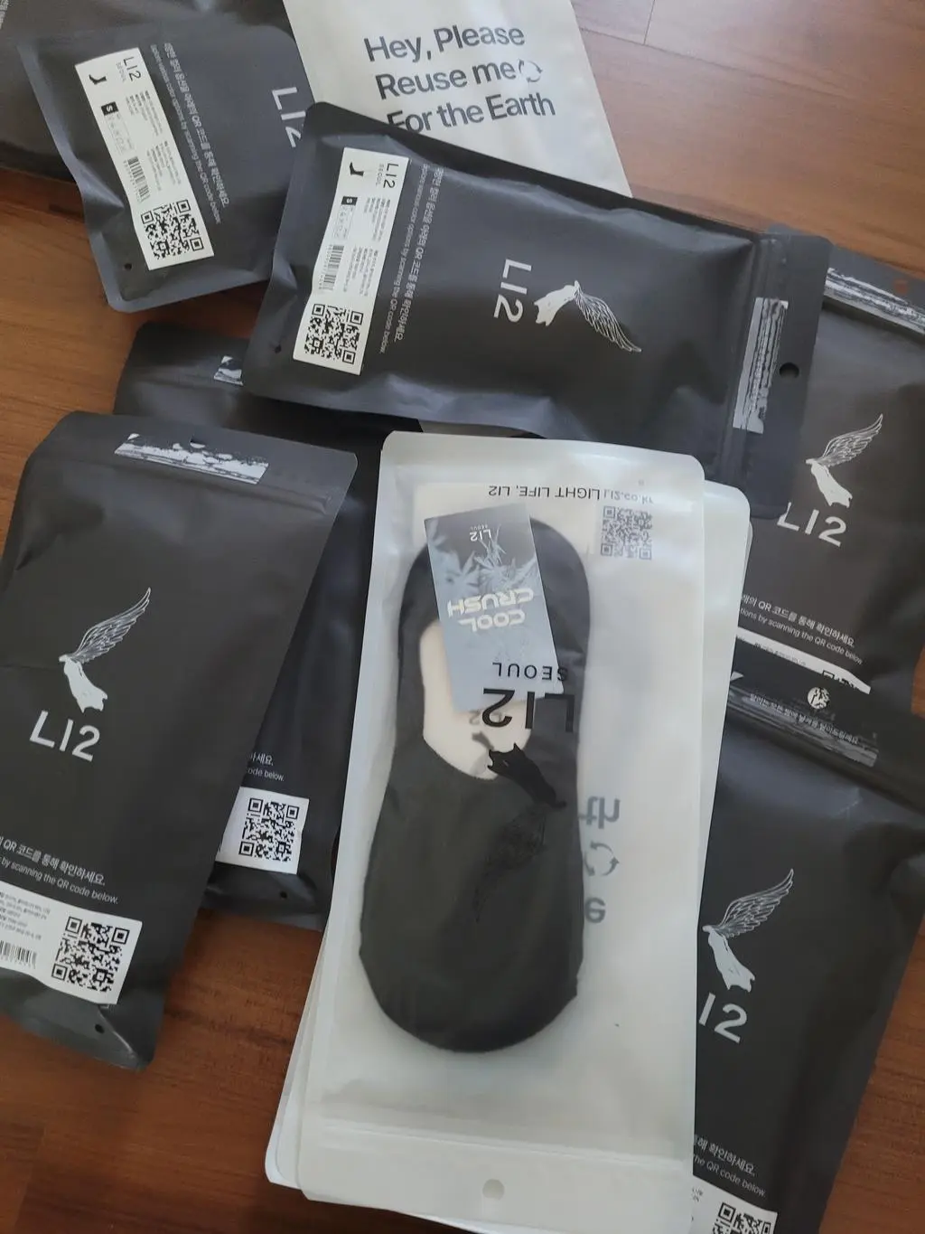 페이크 삭스는 좋은걸 사도 시간이 지나면 대부분 늘어나서 리투꺼는 어떨지 신어봐야 