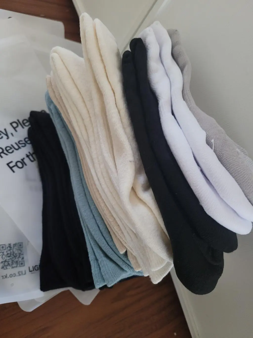 받아보고 면이 함유되어있고 아치쪽이 조금 더 도톰하여 잡아주는 느낌이 들어 추가구매