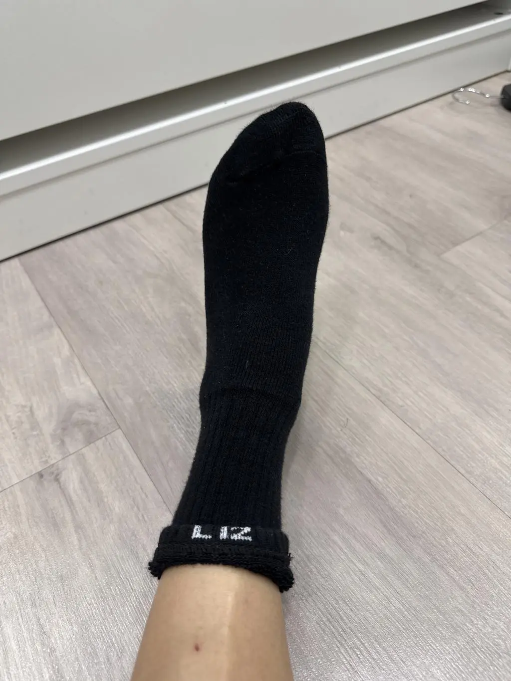 전 235 신는데 240 -260으로 주문했어요~ 그래도 잘 맞아요~ 딱 맞는거 신으면 더 발이