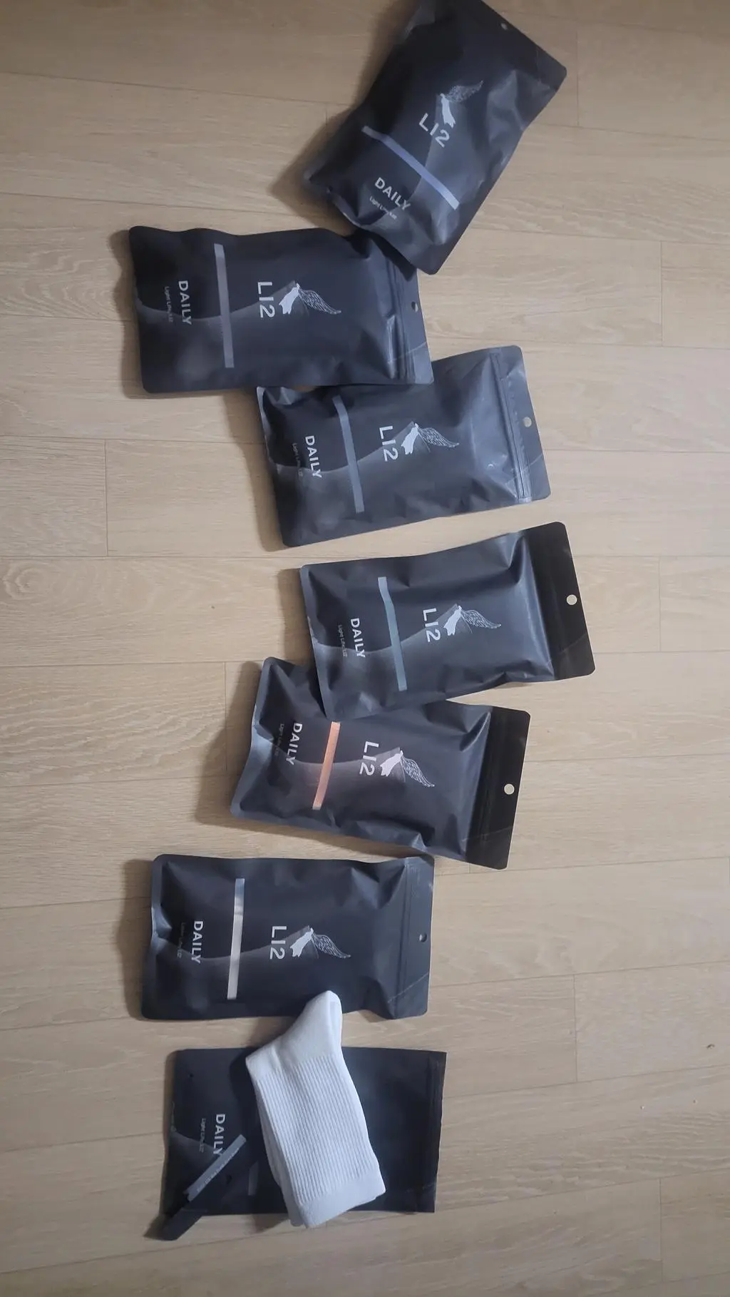 면혼방이라 발 잘 못잡아주고 땀차서 운동용으로 부적합할까 쫄았는데 여름 아니면 충분