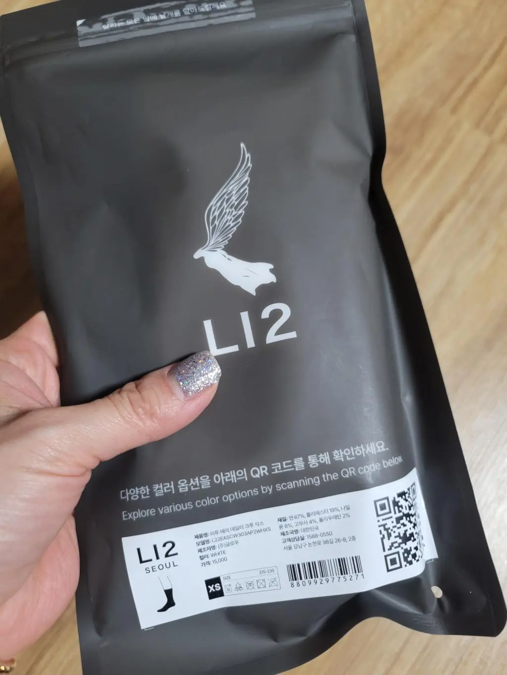 기모보다는 두께가 얇지만 일반 양말에 비해 두께감이 있어요. 족저근막염으로 발바닥 