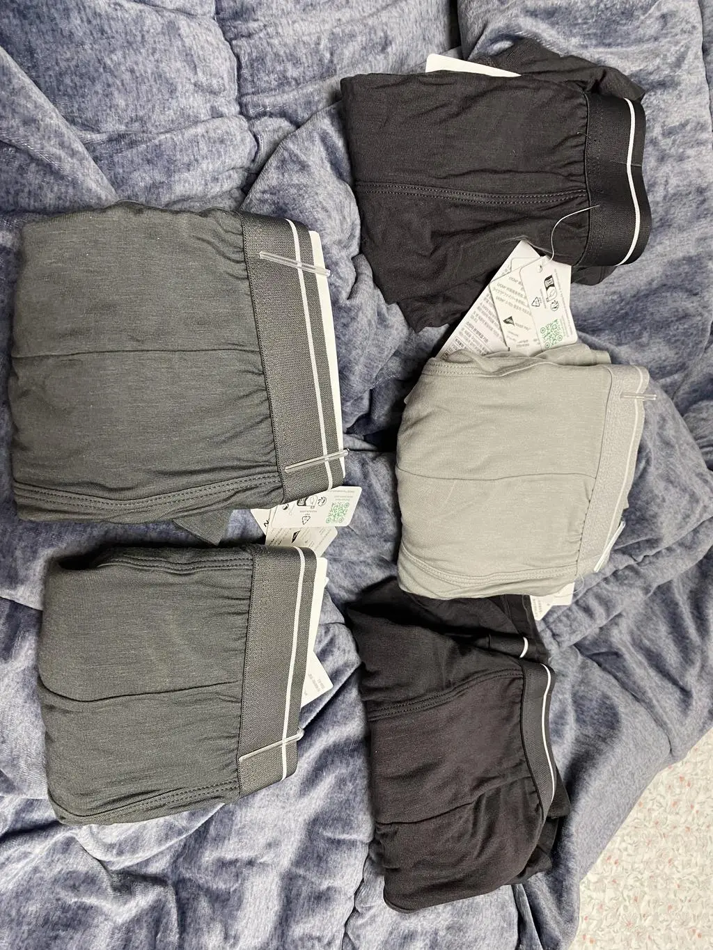 속옷이  천이  부드럽고  너무  좋아요. 신랑도  만족한데요.  세일해서  좋은가격에  