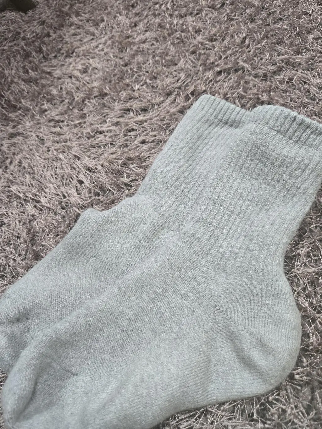 정말 발이.편하고 따뜻해서 이제ㅡ디른.양말은 신지ㅡ못할것 같아요ㅡ.ㅡ 큰일났습니다