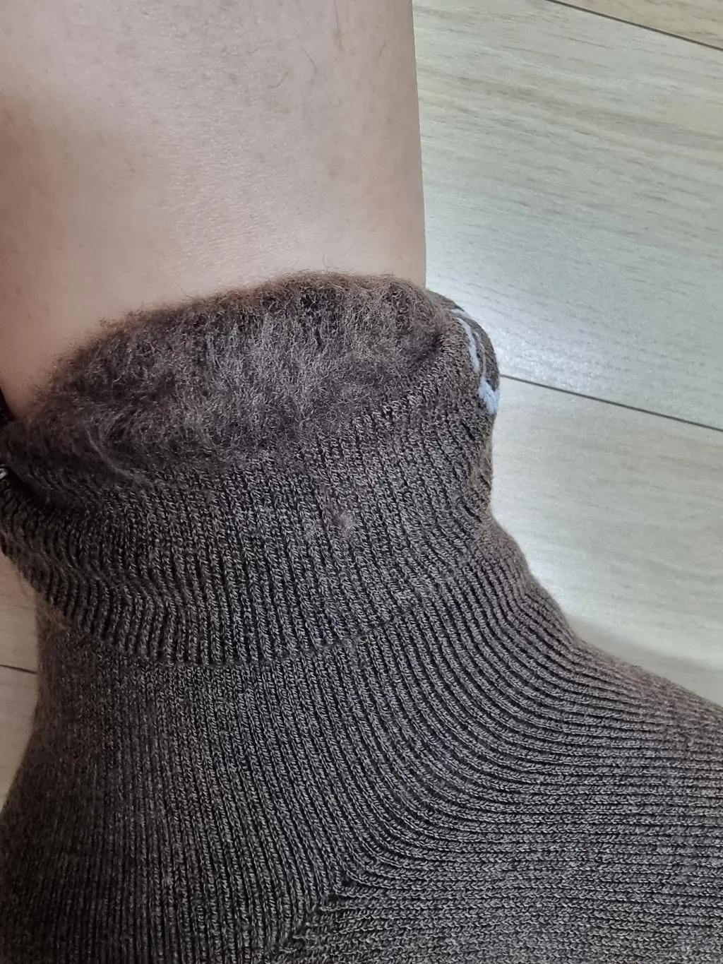 수족 냉증 있어서 겨울에는 두꺼운 양말을 많이 신는데  메리노울이라고 해서 주문해봤