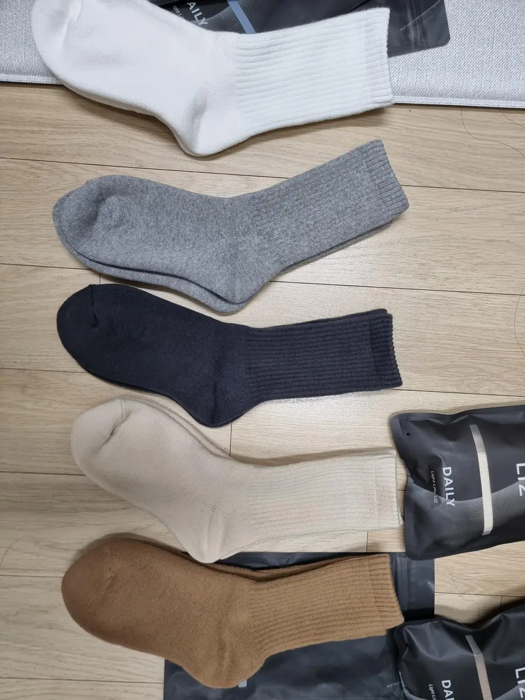 양말 안쪽이 타올재질 비슷한 테리조직으로 되어있어요. 양말은 좀 두꺼운 편이고 메리