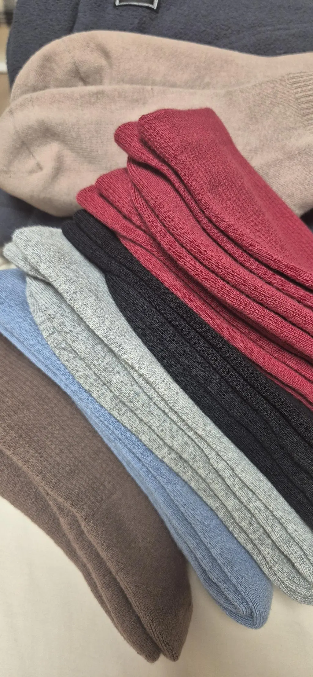 며칠 양말 검색했더니 인별에 뜨길래 ㅋㅋㅋ 구매해봤어요. 양친자인데 거의 15** 양말