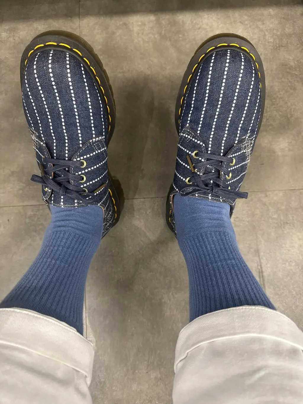 신발에도 어울리고 :) 특히 바닥이 살짝 두툼한게 쿠션감에ㅜ발이 편한거 같네요 :) 기