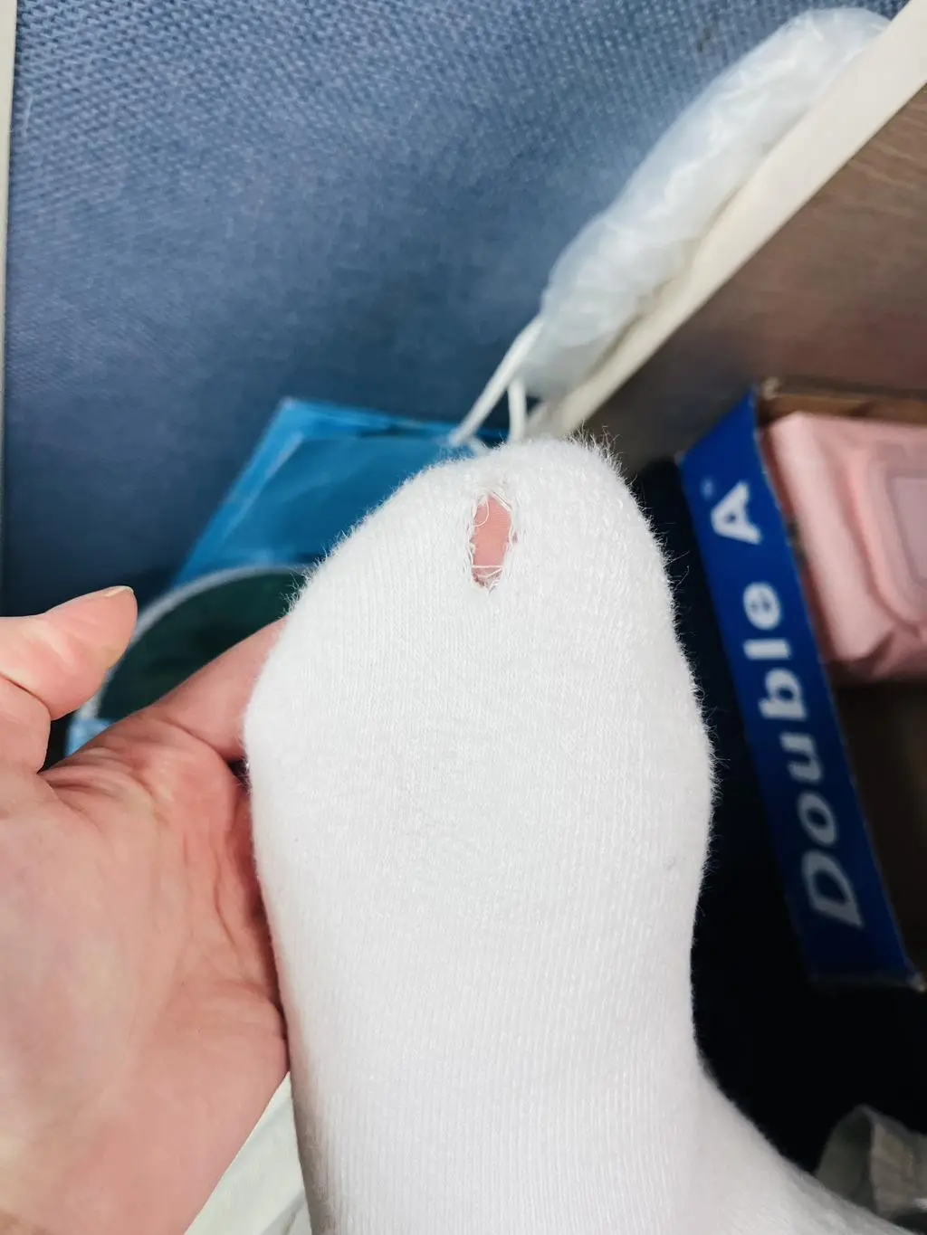 두번신었나? 했는데 벌써 빵꾸났어요.
