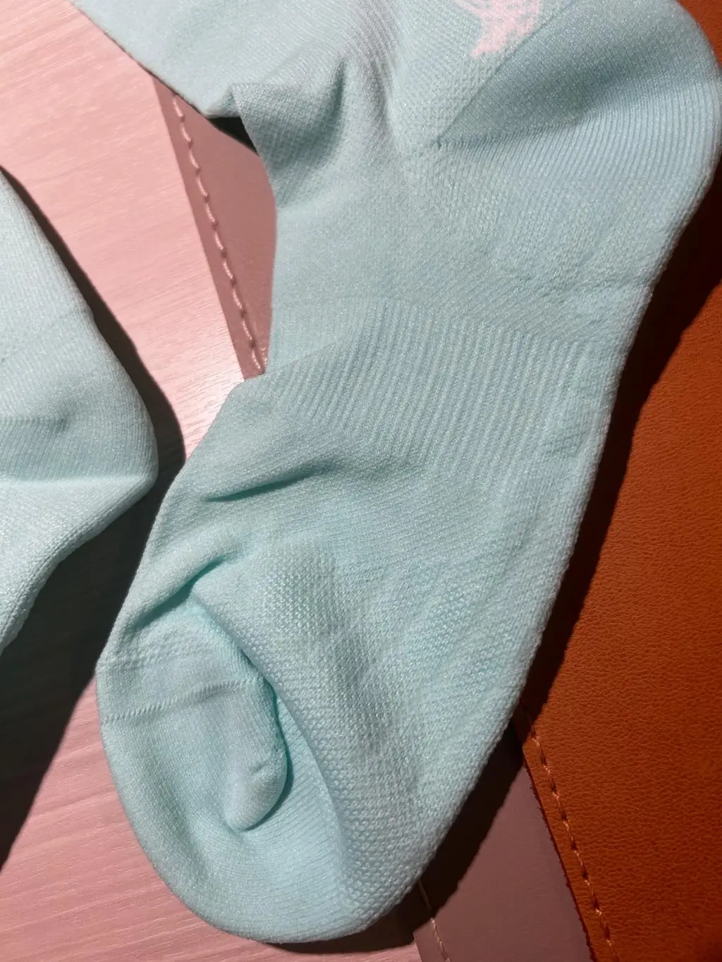 블랙, 화이트, 민트 구매하였으며 색상이 다양하여 깔맞춤도 가능하네요. 소재는 여러가