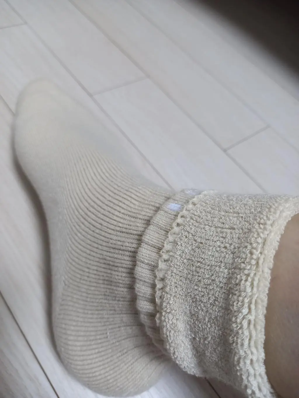 아주 도톰하고 약간 등산용 양말같은 느낌입니다. 양말 안쪽은 수건같은 조직이예요 . 