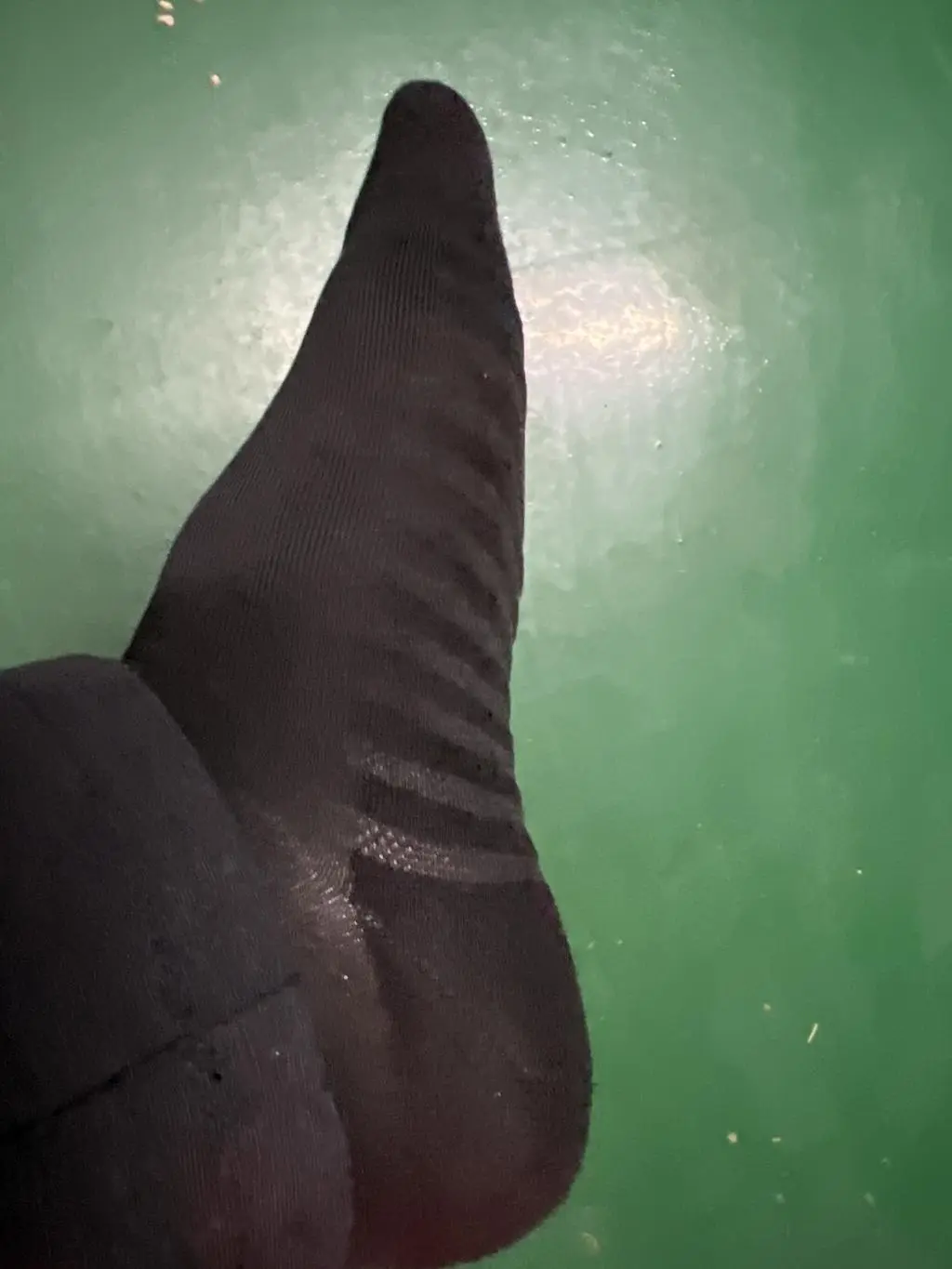 꽉 조이지도 않고 흘러내리지도 않네요. 편안한 양말입니다. 바닥 쿠션도 기분 좋습니다