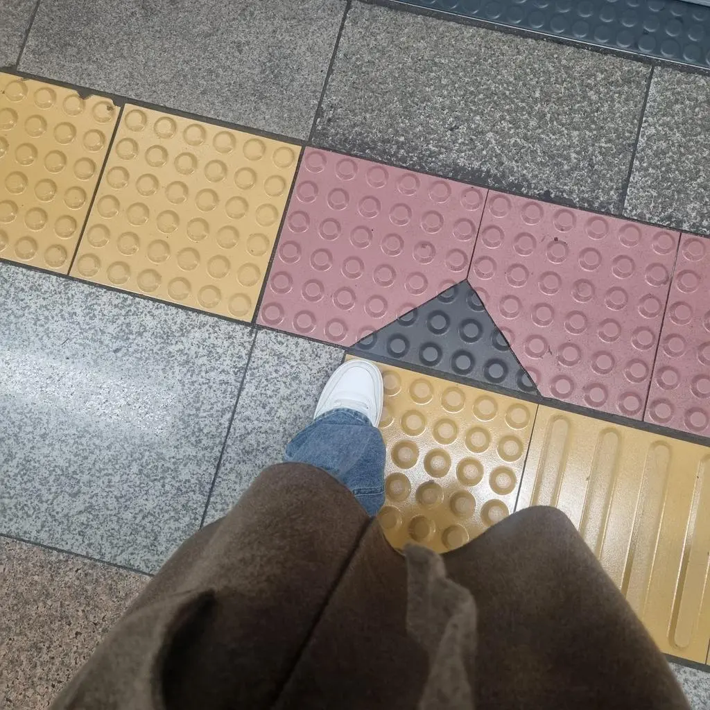 적당한 두께로  편하고 따뜻합니다.추가 주문하고 갑니다.감사합니다