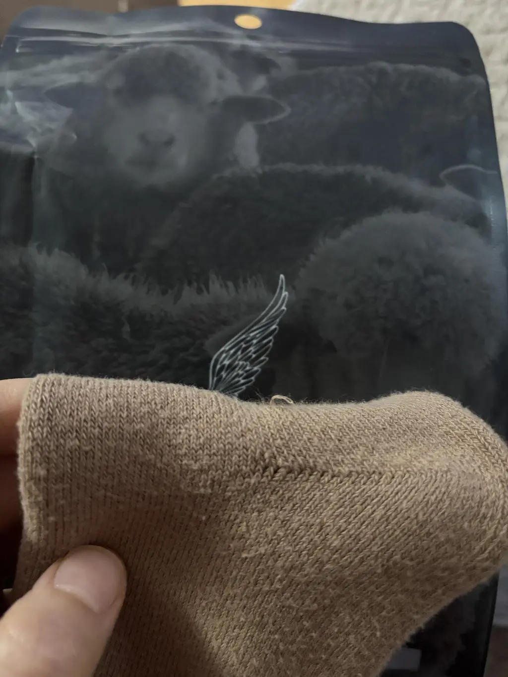 좀 전에 박스 열어 제품 확인하였습니다 빠른 배송은 좋았지만 선물용으로 산 건데 첫 