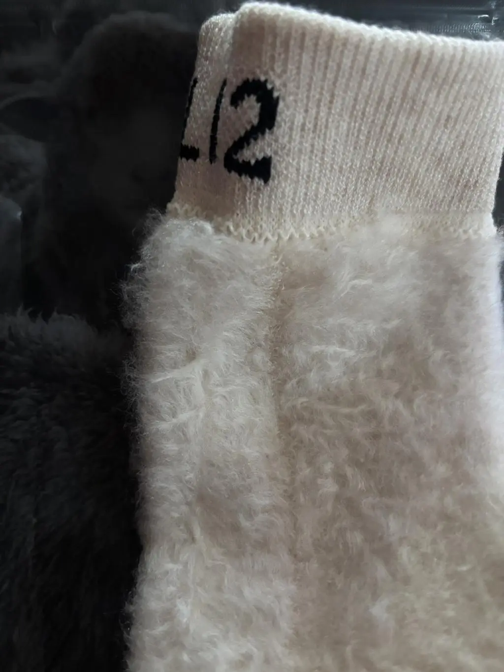 내부 기모가 아주 따뜻하고 촉감이 부드럽고  좋네요 선물용으로 산 건데 아주 만족스럽