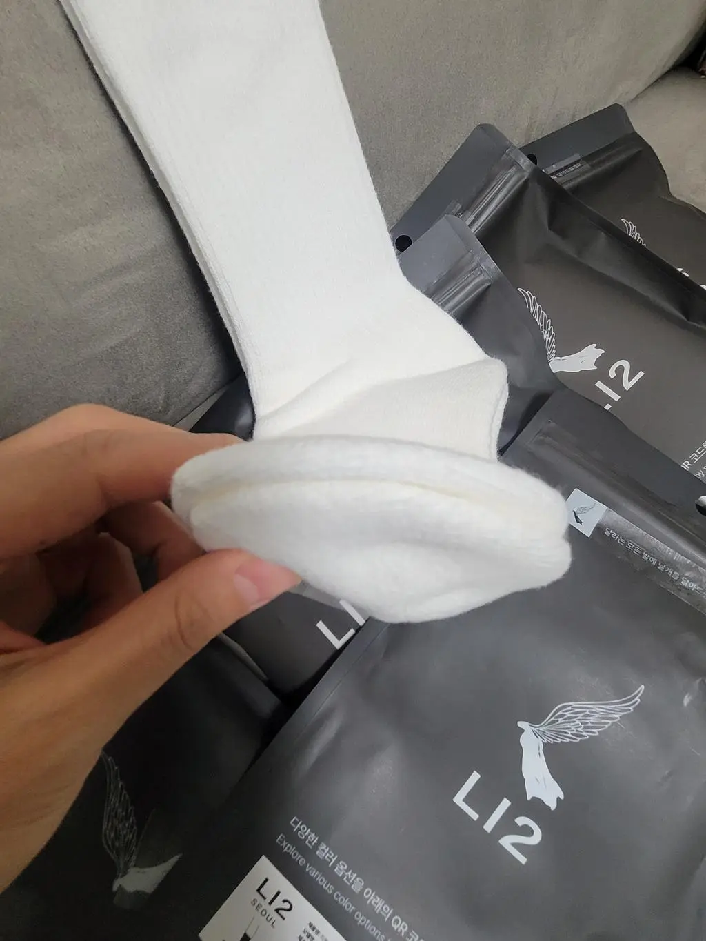 엄청 도톰합니다. 조금 헐렁해진 운동화에는 딱 맞지만 다른 신발 신을때는 끈 조절을 