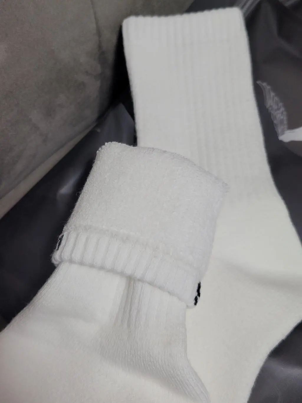 엄청 도톰합니다. 조금 헐렁해진 운동화에는 딱 맞지만 다른 신발 신을때는 끈 조절을 