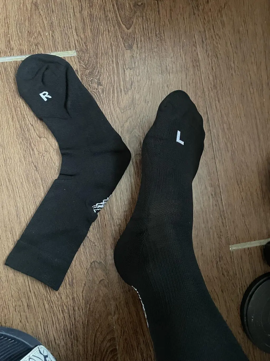 런닝 할 때에 신으려고 샀는데요 처음 신자마자 딱 잡아주고 편안함이 있네요 쿠션감이