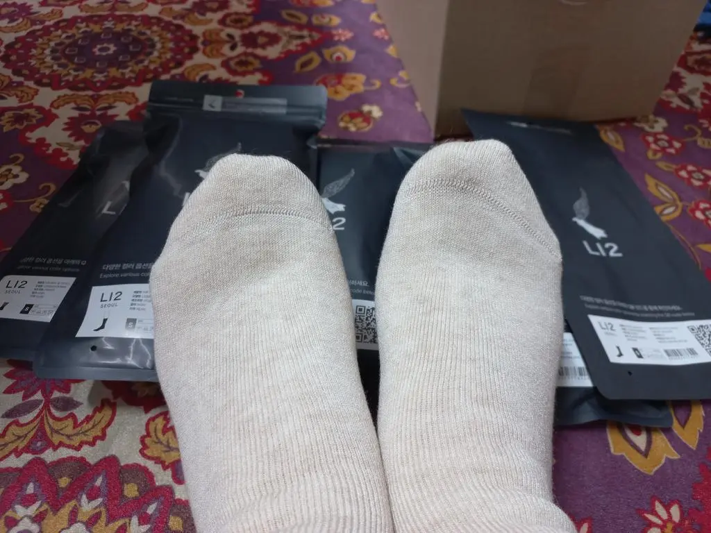 겨울이면 발목시림을 많이 느껴요  그래서 울 양말 오자마자 신어봤더니 부드럽게 포근