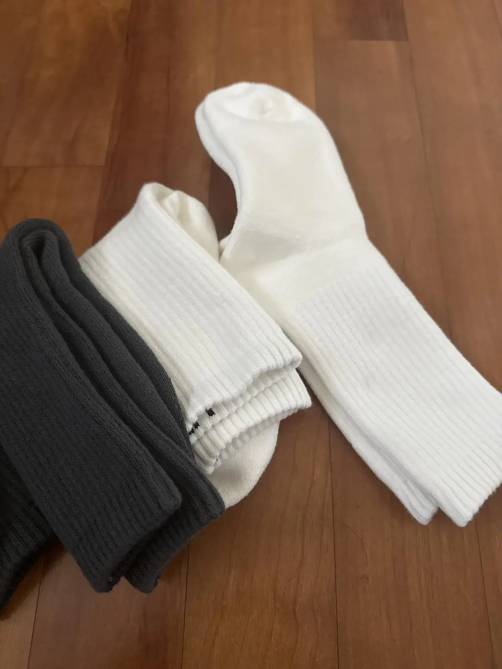 와우 생각했던대로 양말이 도톰하고 엄청 재질이 좋네요
