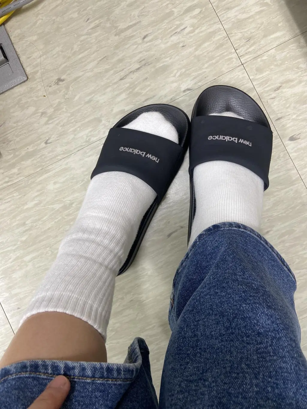 아이보리 양말을 좋아해서..^^ 중목 길이 정도라 발목이 따뜻하고, 사이즈도 살짝 여유