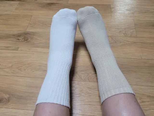 배송이 정말 빠르게왔어요! 양말은 도톰하니 한겨울에 신으면 무척 따듯할 것 같고 안쪽