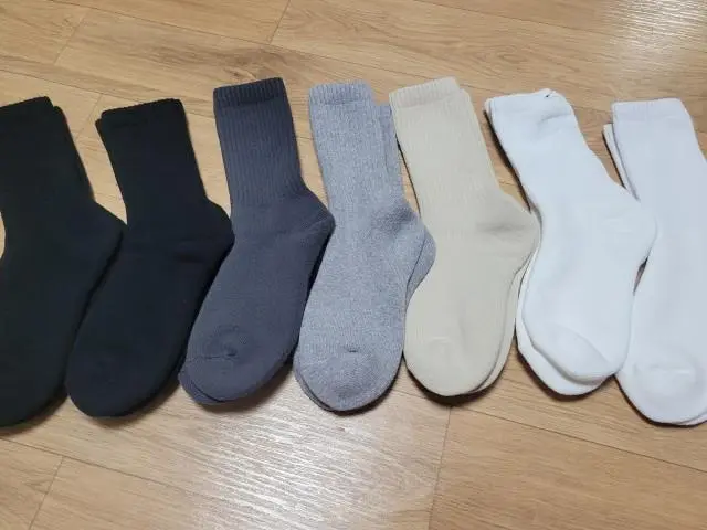 배송이 정말 빠르게왔어요! 양말은 도톰하니 한겨울에 신으면 무척 따듯할 것 같고 안쪽