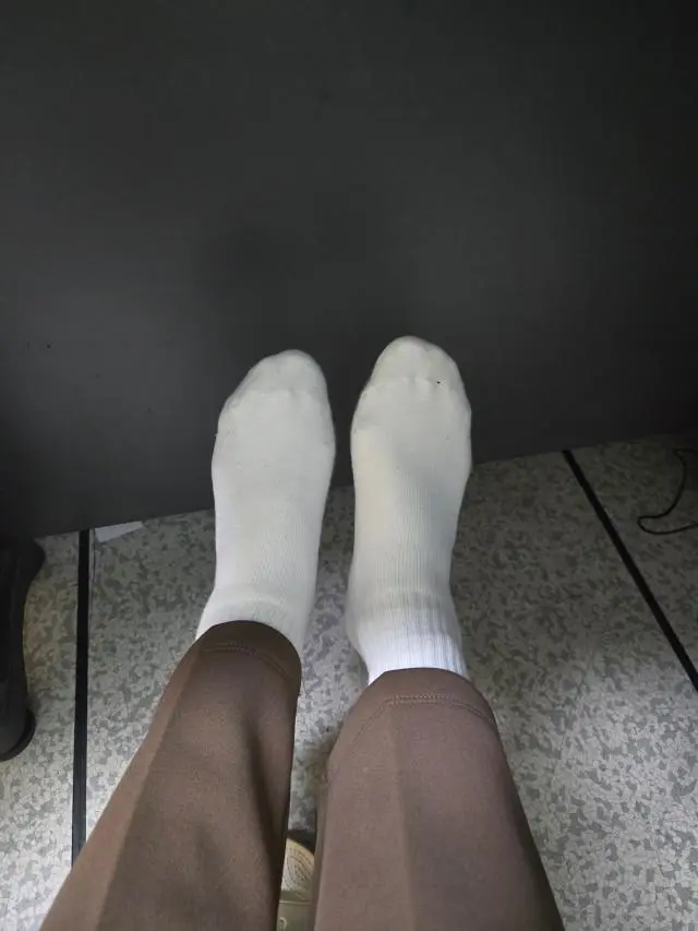 따뜻하대서 비싸지만 구매했는데 저는 잘 모르겠어요. 단, 끼지않아서 발은 편해요.
