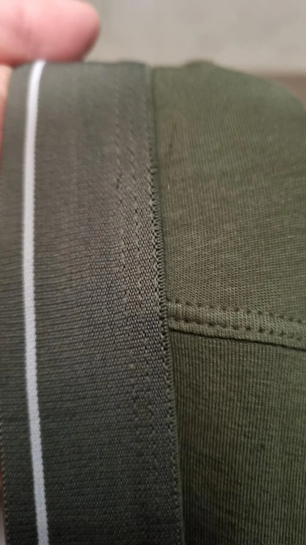 기대한것 처럼 정말 부드럽고 편안한 드로즈 입니다
