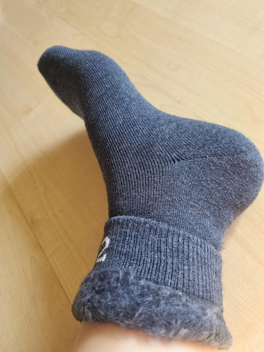 좋아요. 너무 두툼하지도 않고, 안쪽 메리노도 부드러워 운동화 신을때에도 딱 좋은것 