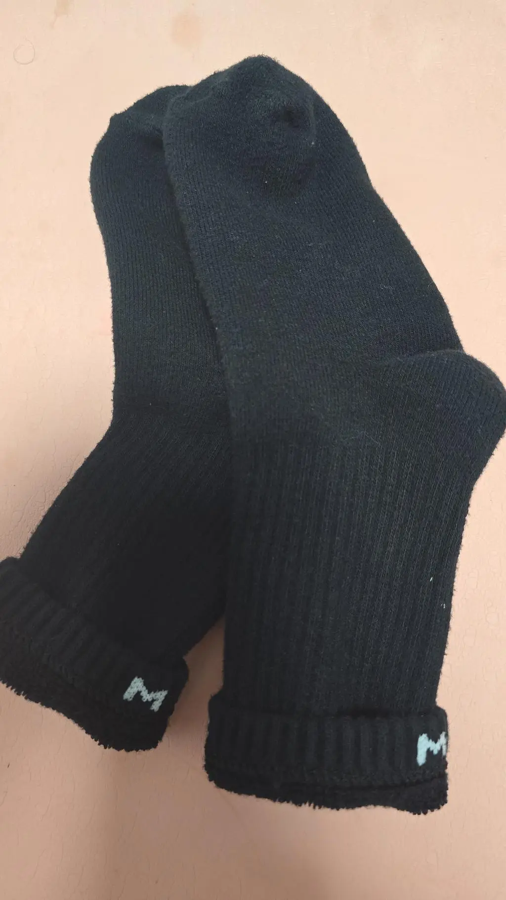 따뜻하고 발을 감싸는 느낌이 정말 포근합니다. 발이 덜 피로하고 자꾸만 걷고싶어지는