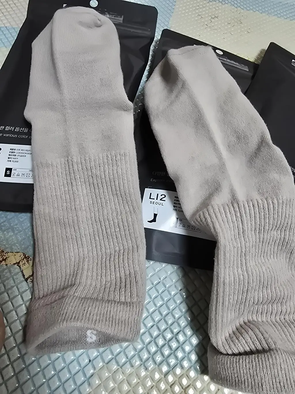 양말 촉감이 아주 좋고 맞춤 양말을 신은것 같은 기분이드네요 아들도 신어보더니 좋다