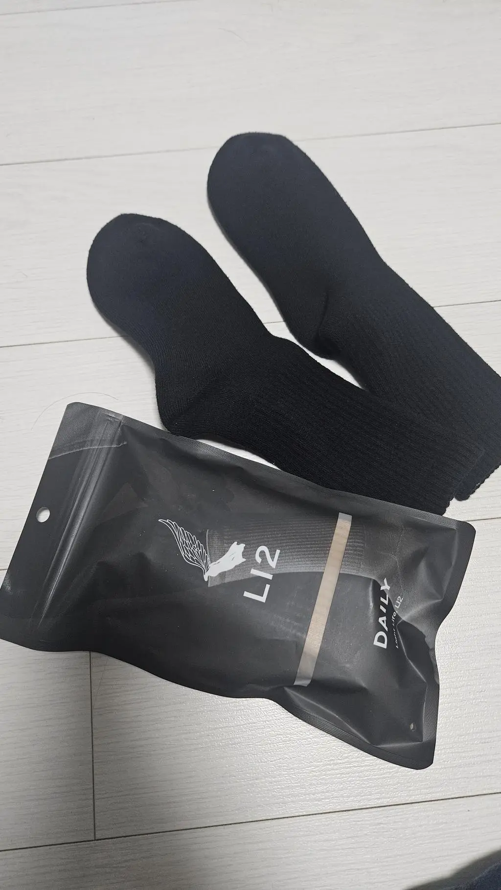 추위를 많이 타서 따뜻하고 발이 편안한 양말을 찾던중에 광고를 보고 구입을하였습니다