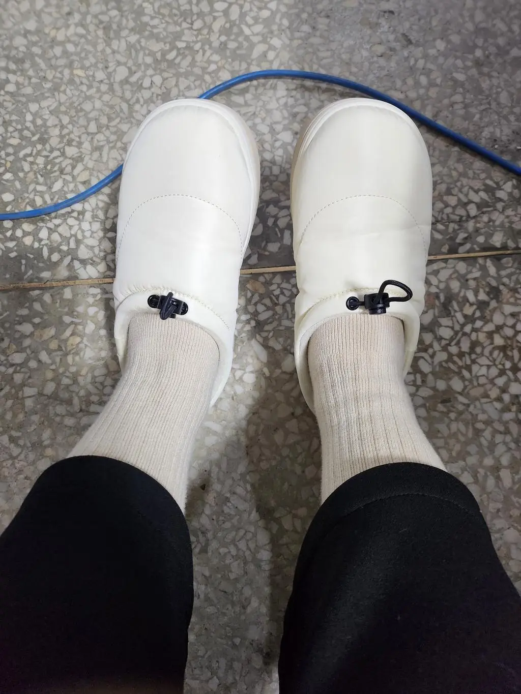 쪼임없고 진짜 자국도 거의 안나고 도톰해서 발바닥도 덜아프고 따뜻해요! 사이즈도 딱