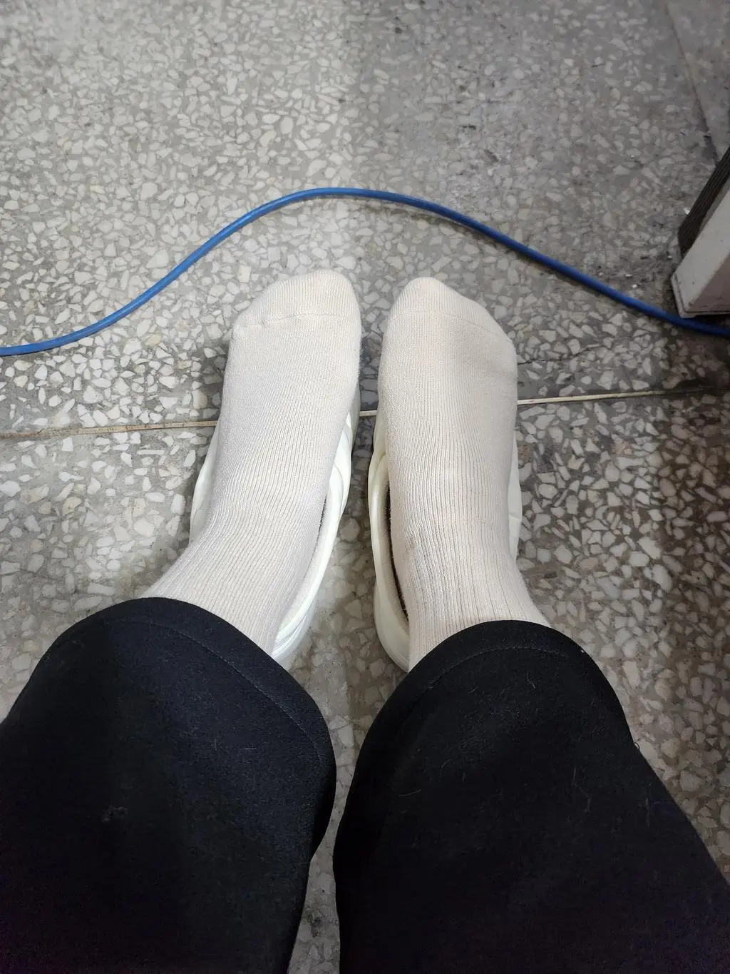 쪼임없고 진짜 자국도 거의 안나고 도톰해서 발바닥도 덜아프고 따뜻해요! 사이즈도 딱