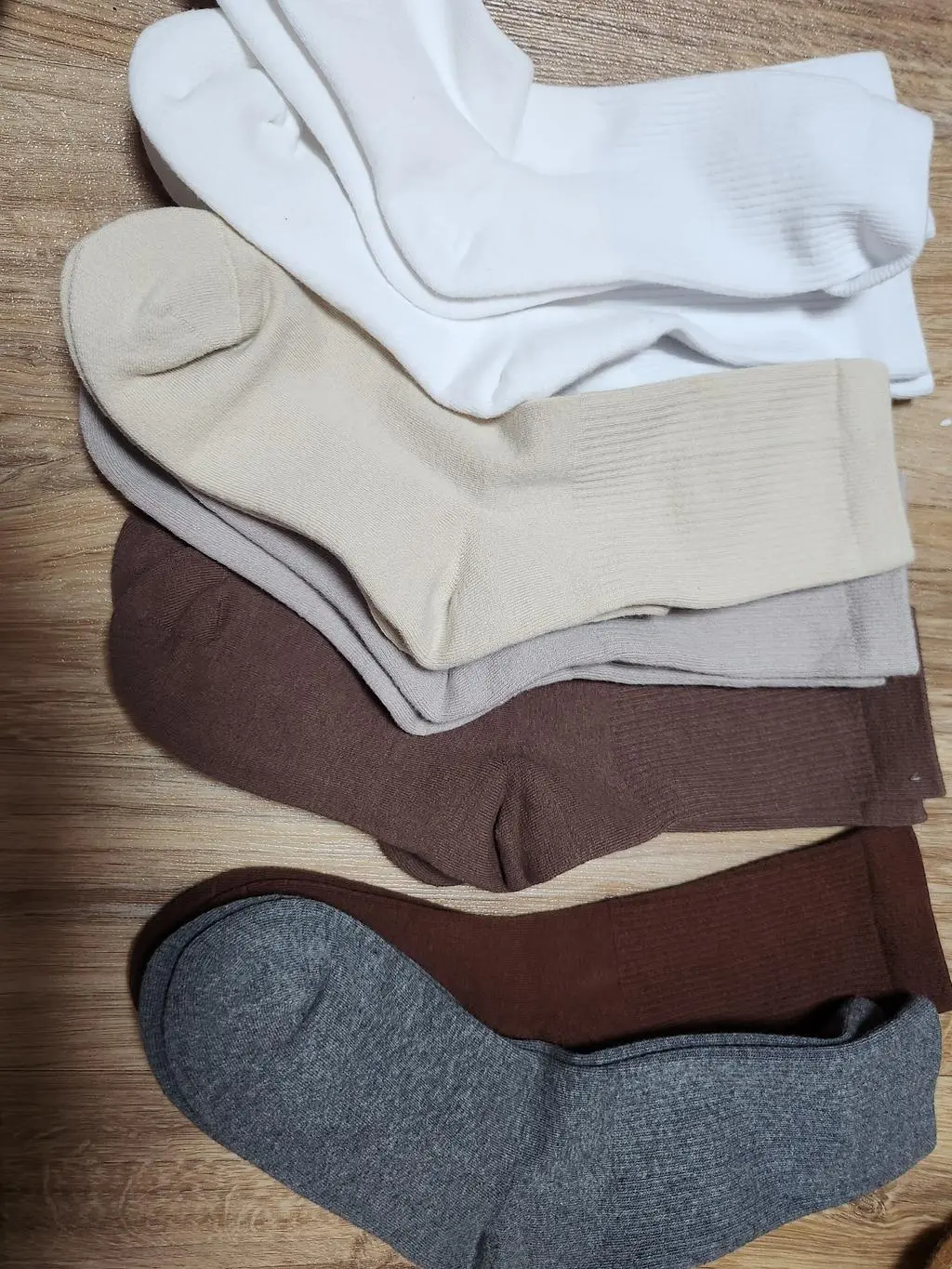 아직 신어보지는 않았지만 발바닥쪽이 살짝 도톰하니 좋으네요 글고 주문수정때문에 연