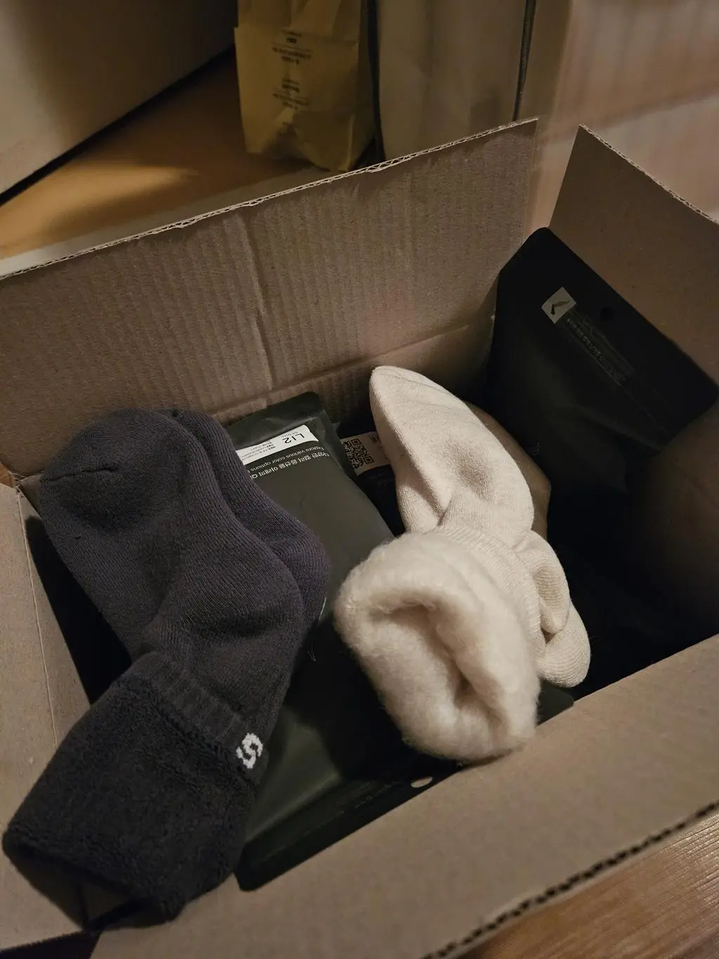 양말이 색상도 이쁘고 따뜻해요. 두틈하니 푹신감도 있어요 재구매합니다