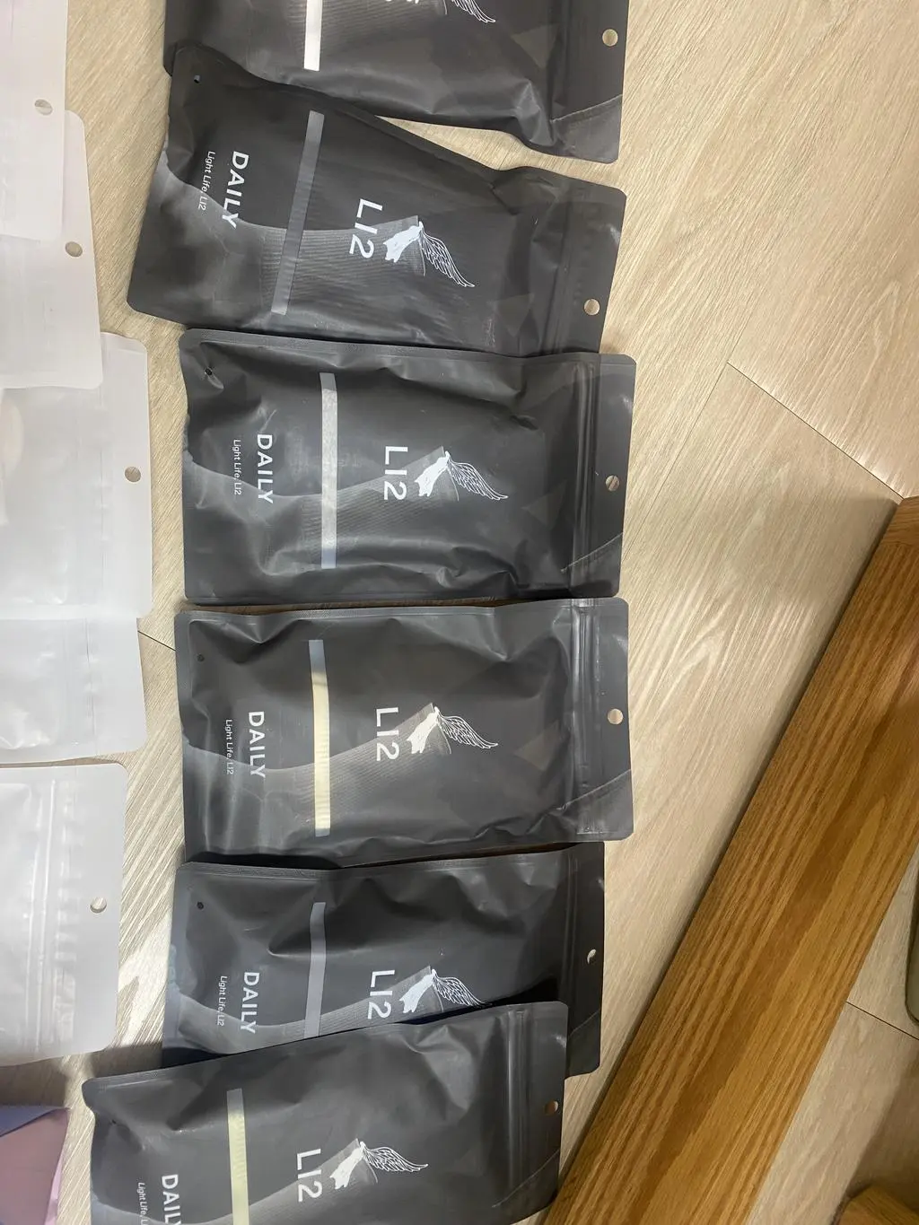 250-255사이즈 딱맞게 편하고 좋습니다. 고민하던 상품들이라 이번에 대량 구매했습니다