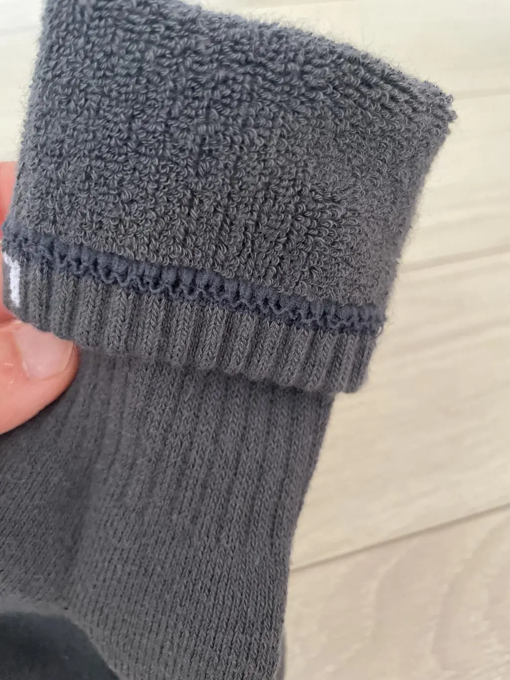 따끗하고 형태도 단단해 좋습니다. 265인데 사이즈는 딱맞아서 285까지 인지 모르겠어요