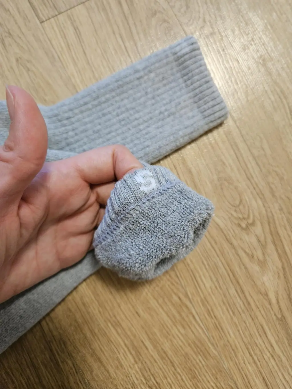 리투는 광고로 접하게되었고 반신반의하며 주문했습니다 안에 털이아닌 기모?로되어있어