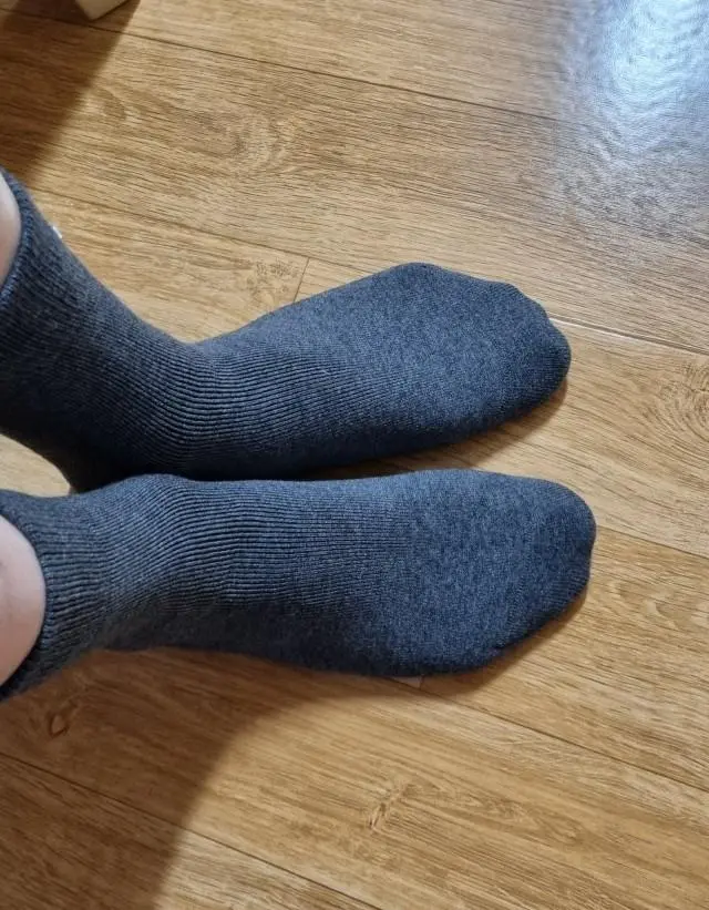 착용감은 너무좋아요 매듭이 없어 더 편하게 신을거같아요
