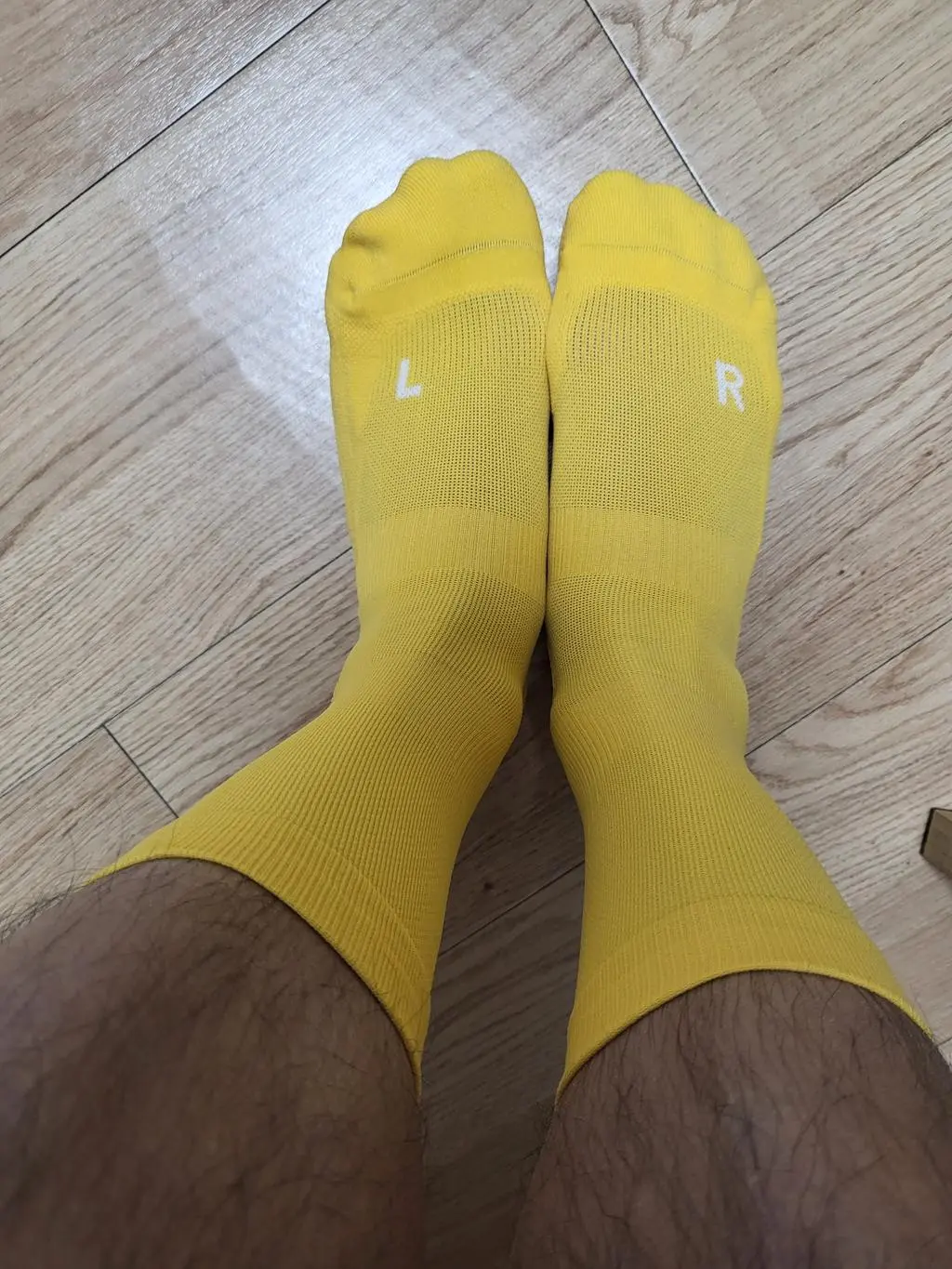 색상은 화이트 민트 형광 노란 총 4가지를 구매하였는데 양말 자체가 정말 러닝하는사람
