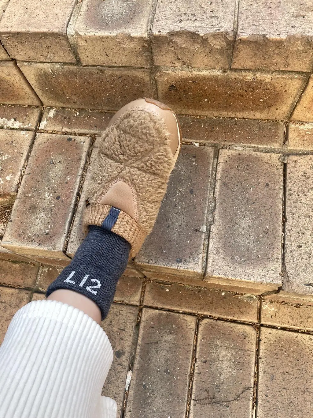 발따뜻하고 아무신발에나 다 잘어울리고 예쁩니다 