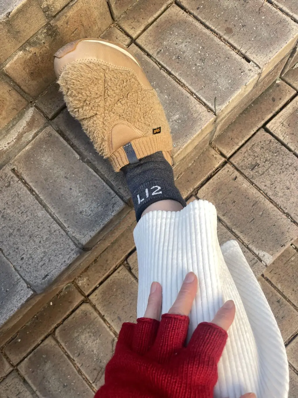 발따뜻하고 아무신발에나 다 잘어울리고 예쁩니다 