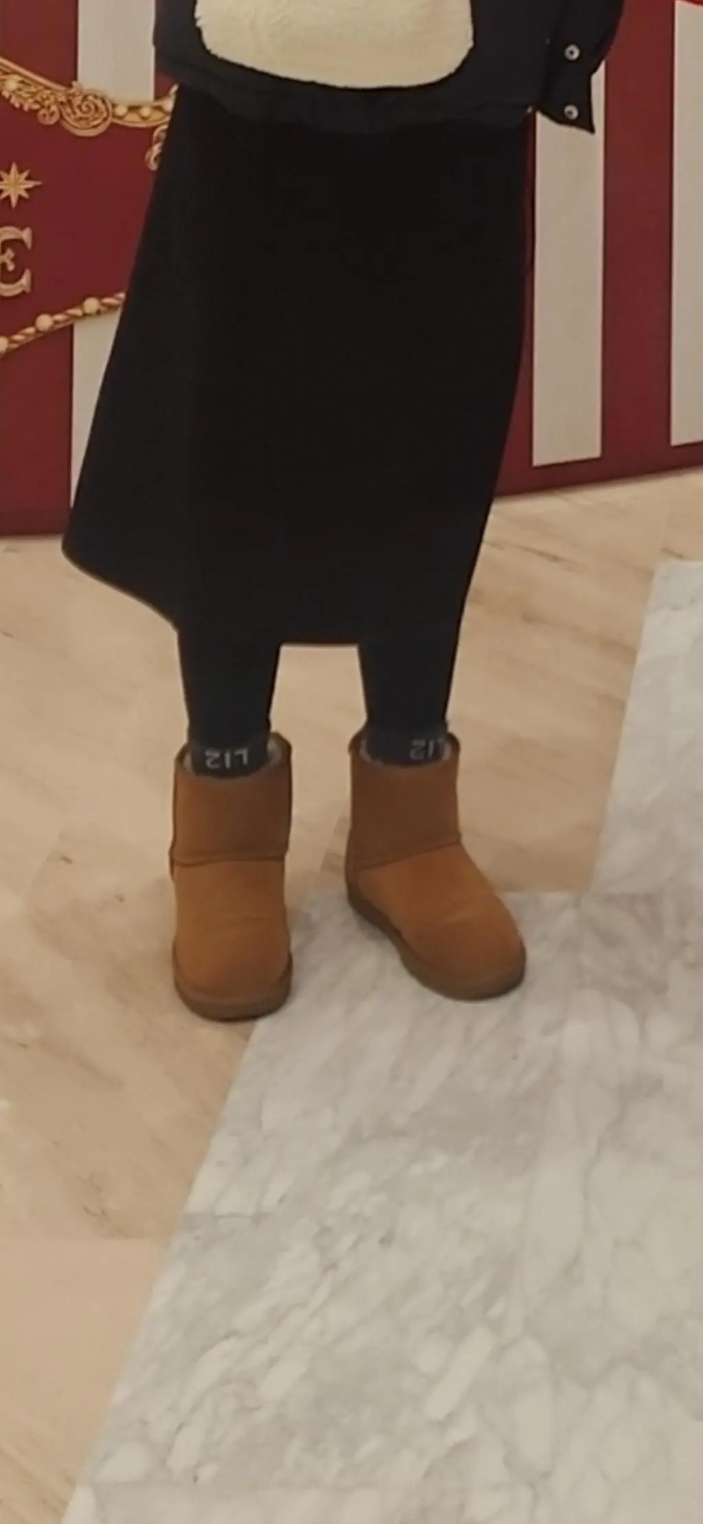 웜 기모로 구매했는데 도톰하고 폭닥폭닥해요 좋아요 신었을때 엄청 두껍지 않아서 안따