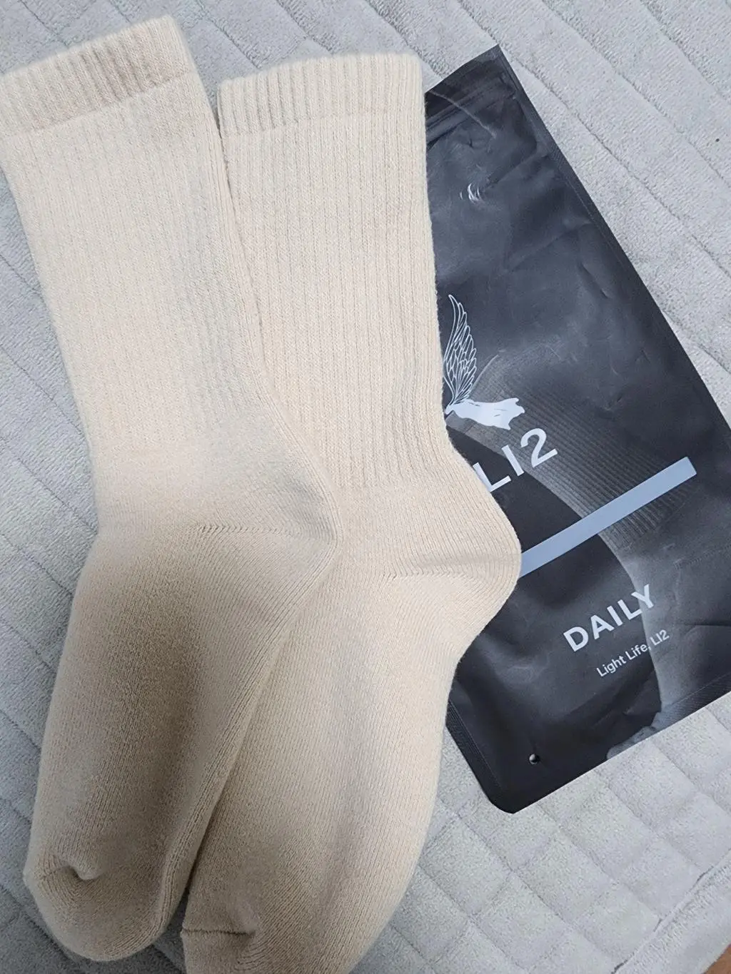 두께가 두툼하고 넉넉한 기모로 인하여 추운 한겨울에도 충분한 보온력을 제공하며, 색