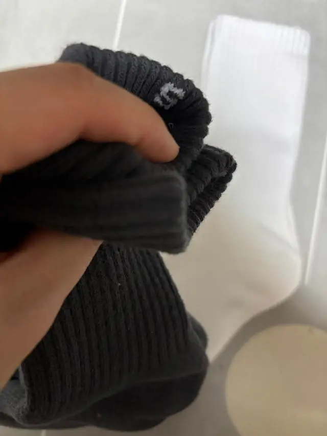 발에 촥 감기고 두툼한 느낌이 좋아요 색상별로 다 장만했는데 사진처럼 발목 안 쪽에 