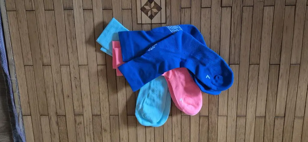 사이즈잘 맞고 발바닥이 밭등부위보다 두꺼워 무게감이 실리는 느낌이라 좋습니다